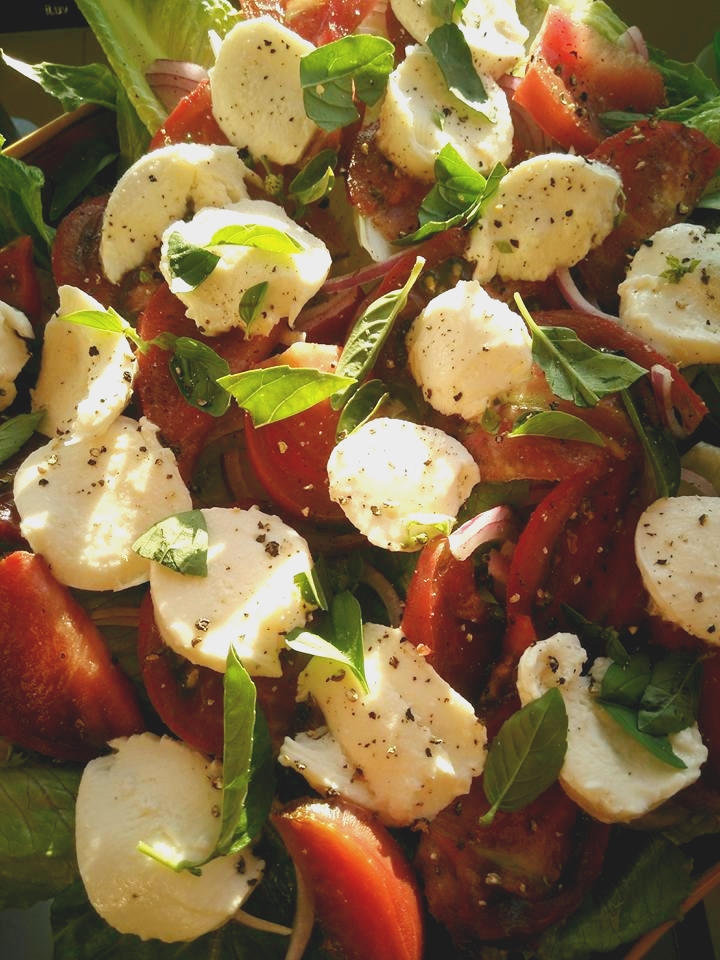 Fresh Basil, Heirloom Tomato & Mozzarella Fresca Salad